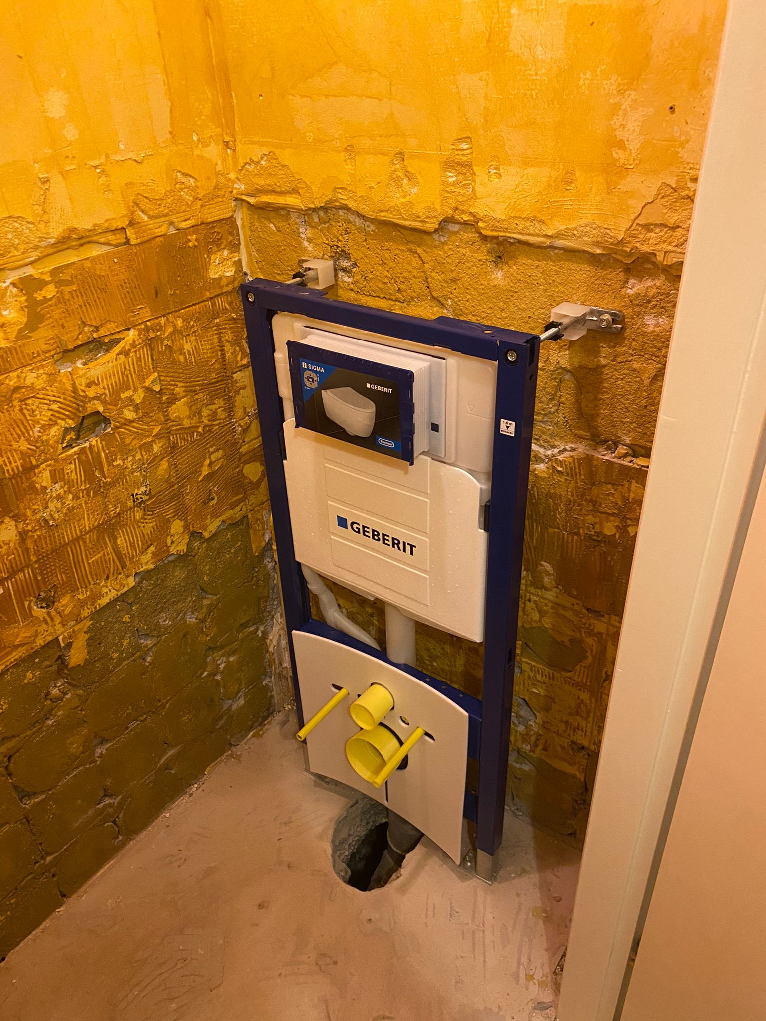 Voorbereiding plaatsing en installatie toilet sanitair